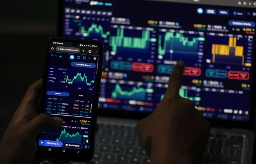 Pasar saham Indonesia menguat! IHSG tembus 8.086, saham BRMS dan WiFi memimpin kenaikan. Simak analisis pergerakan hari ini.
